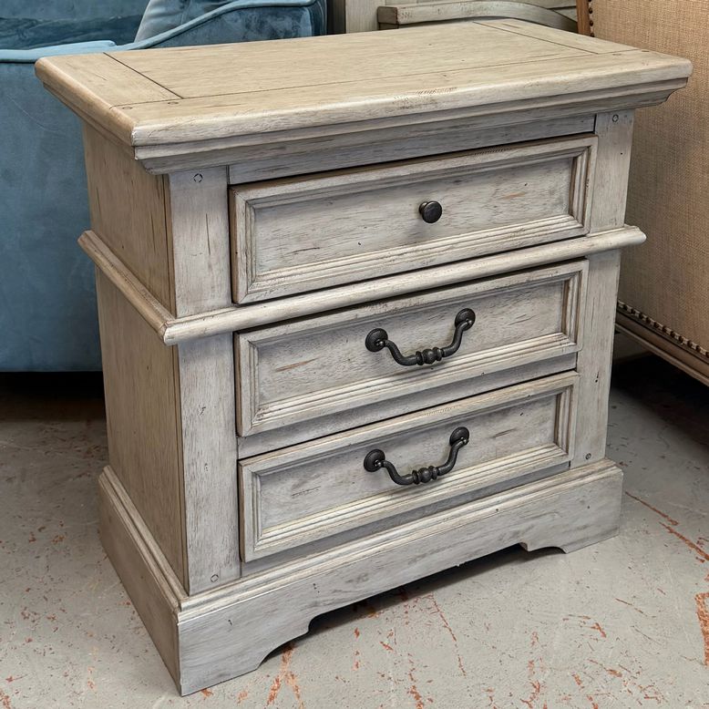 PAIR American Woodcrafters 3-Drw Nightstands 31x16x30