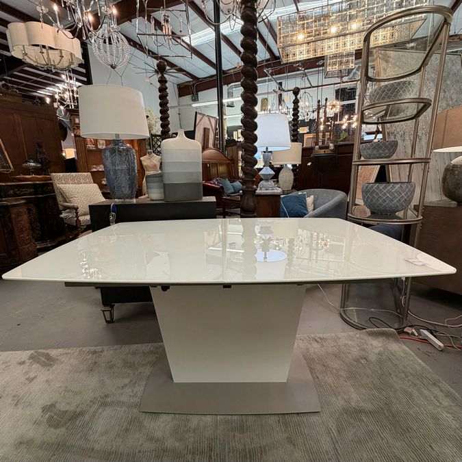 BoConcept Milano Extending Dining Table 54-75"Lx39.5"Wx29.5"H
