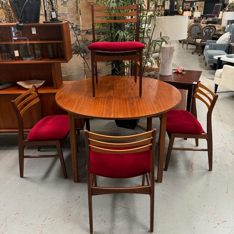 MCM Table W/SET/4 Faldsled Model 68 Arm Chairs
