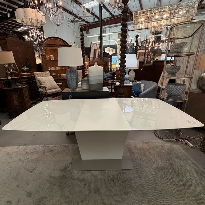 BoConcept Milano Extending Dining Table 54-75"Lx39.5"Wx29.5"H
