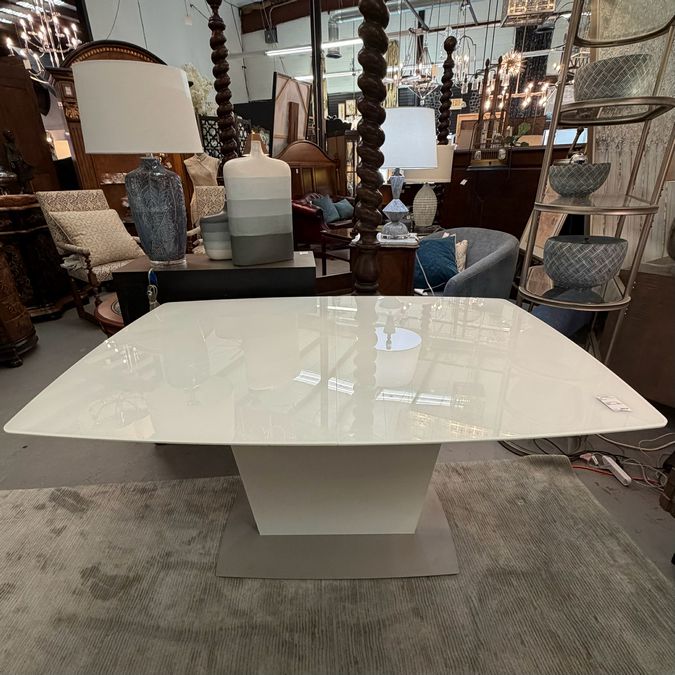 BoConcept Milano Extending Dining Table 54-75"Lx39.5"Wx29.5"H
