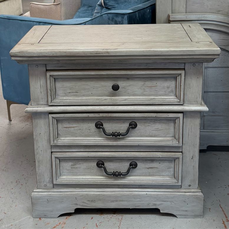 PAIR American Woodcrafters 3-Drw Nightstands 31x16x30