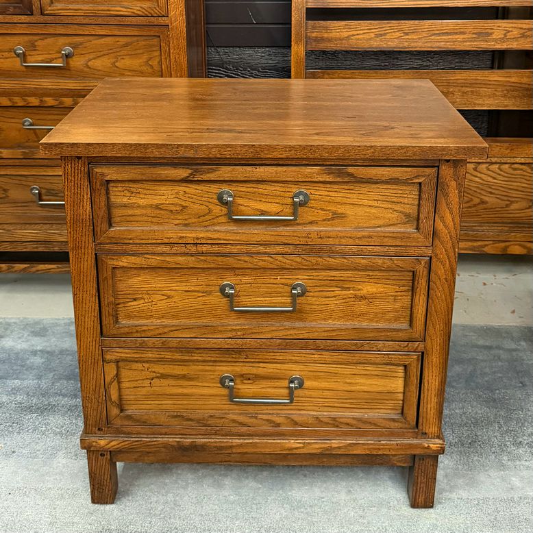 Oak Bedroom Set - Queen Bed/Chest/Nightstand