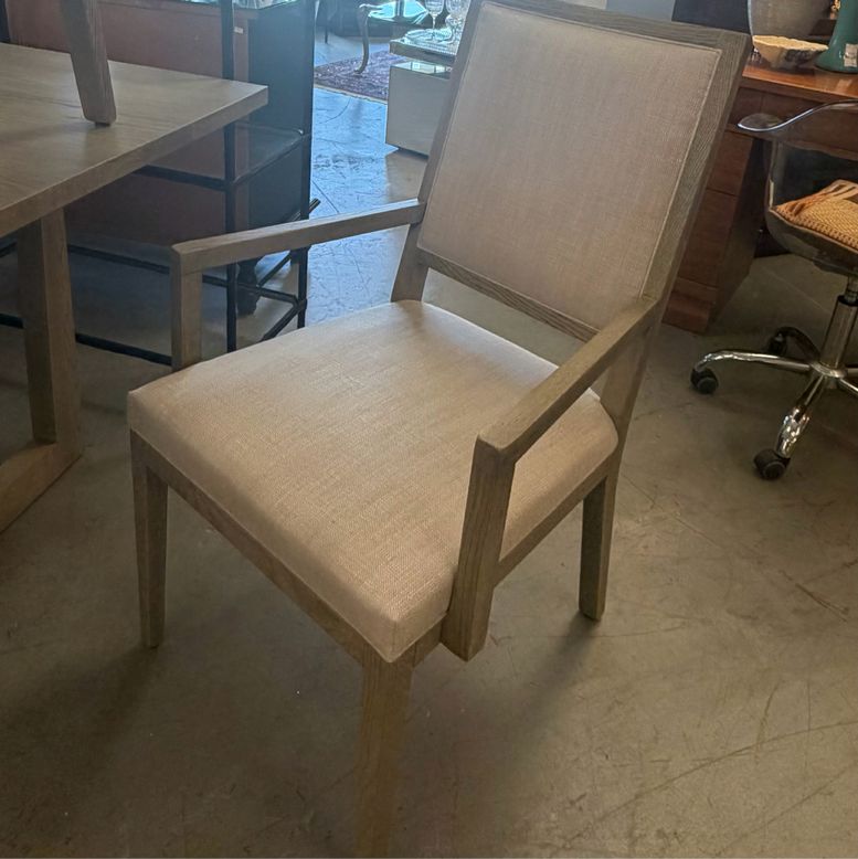 Bassett Liam Storm Grey Oak Table + 2 Arm/4 Side Chairs ALMOST NEW
