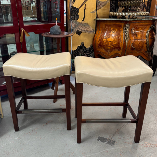 PAIR Hickory Chair Madigan Cappuccino Barstools 20.5x16x30.5