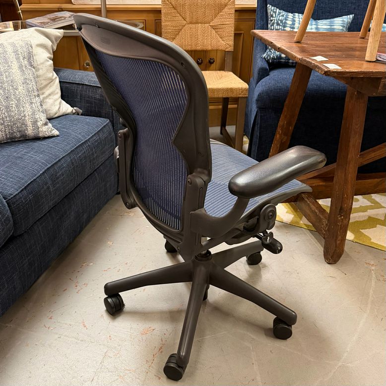Herman Miller Aeron Size B Blue & Black Desk Chair 26x24x39