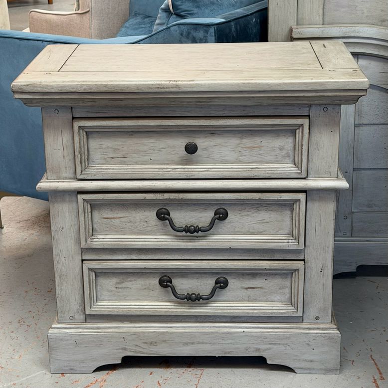 PAIR American Woodcrafters 3-Drw Nightstands 31x16x30