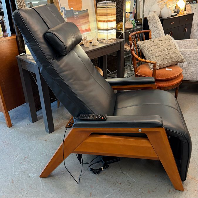 Gravis Zero Gravity Recliner with Air Massage/Human Touch 67"Lx30"Wx31"H