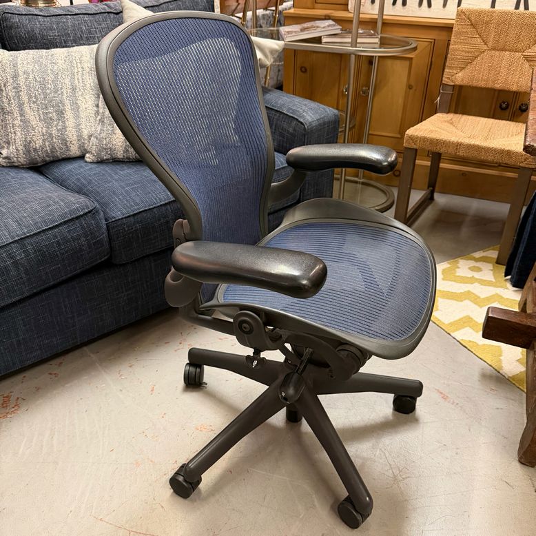 Herman Miller Aeron Size B Blue & Black Desk Chair 26x24x39