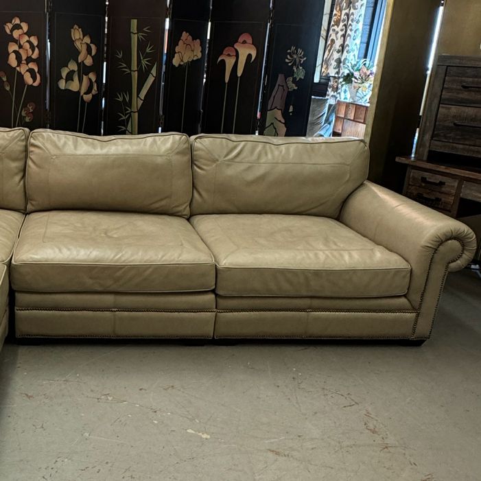 Bernhardt Grandview Leather Sectional 130.5"Lx130.5"Lx36.5"H
