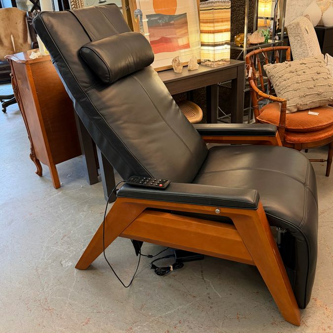 Gravis Zero Gravity Recliner with Air Massage/Human Touch 67"Lx30"Wx31"H