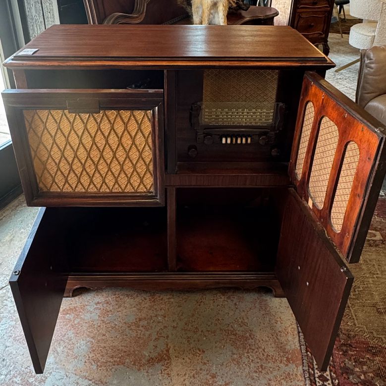 Vintage 1930's Record Player & Radio 35.5x17x36.5