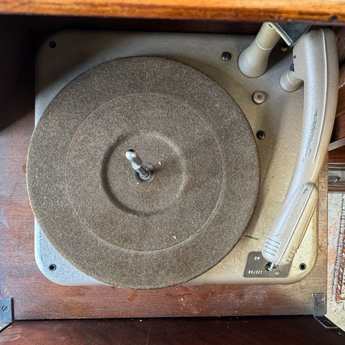 Vintage 1930's Record Player & Radio 35.5x17x36.5