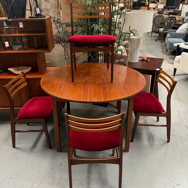 MCM Table W/SET/4 Faldsled Model 68 Arm Chairs