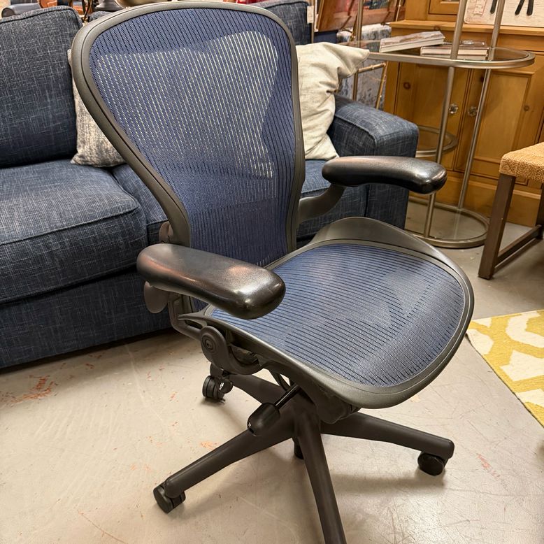 Herman Miller Aeron Size B Blue & Black Desk Chair 26x24x39