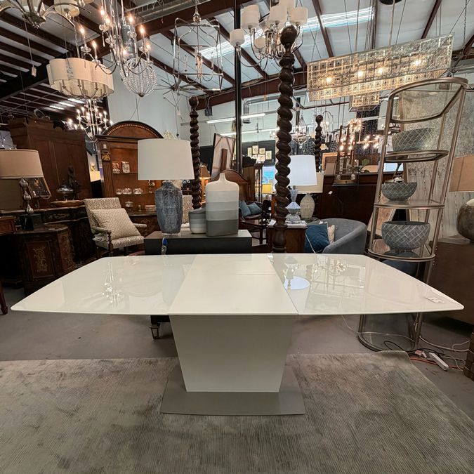 BoConcept Milano Extending Dining Table 54-75"Lx39.5"Wx29.5"H